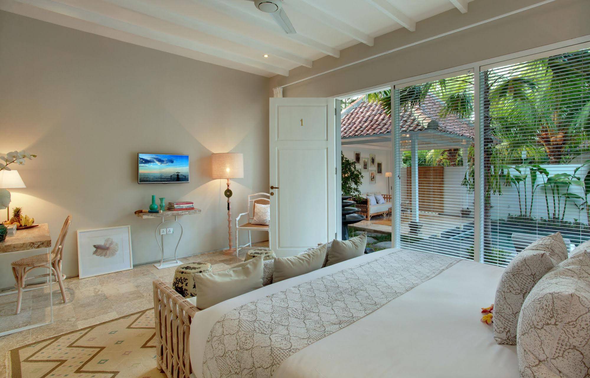 Room & Vespa 4