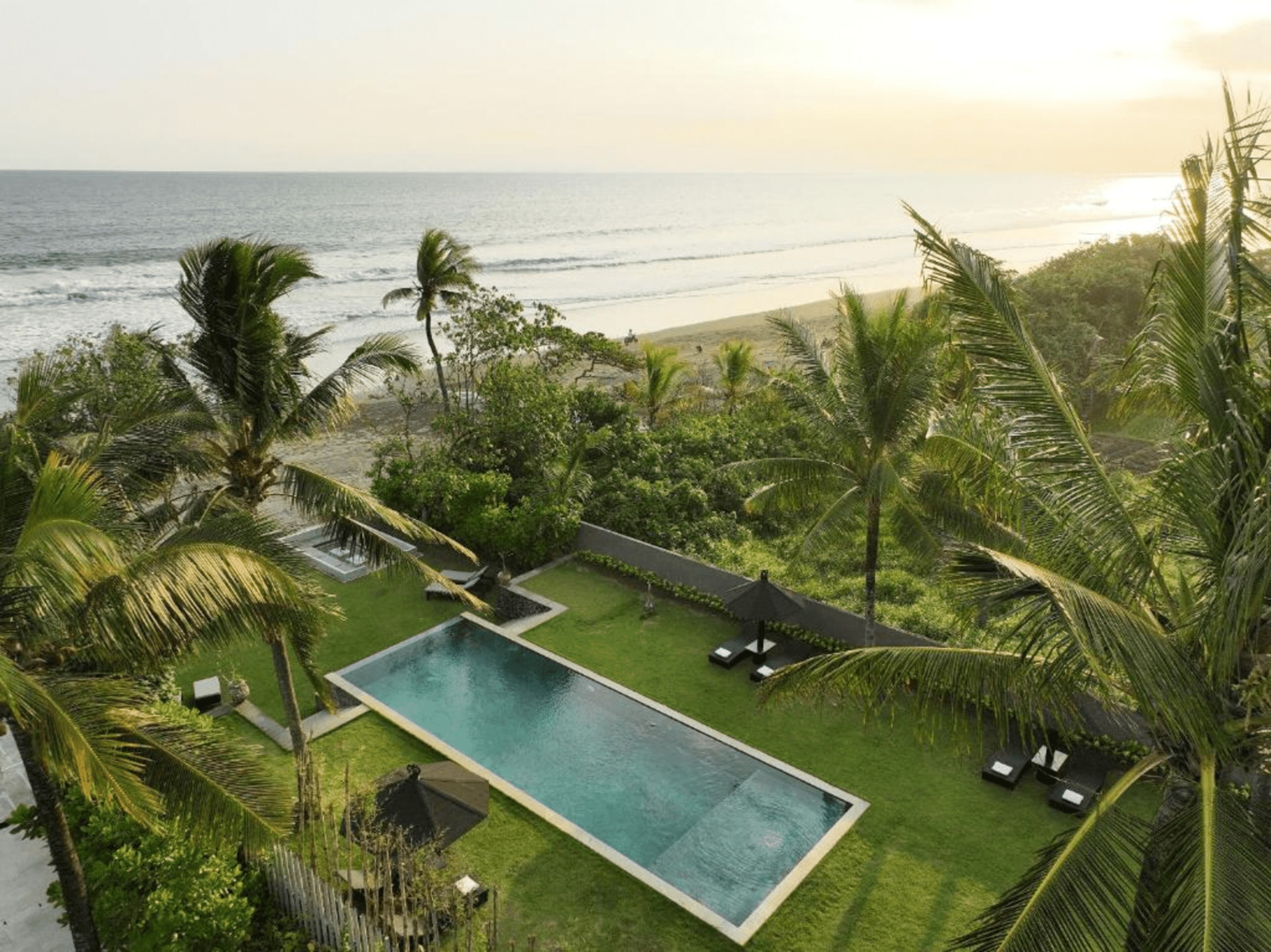 Black Beach Villa - Absolute Beachfront