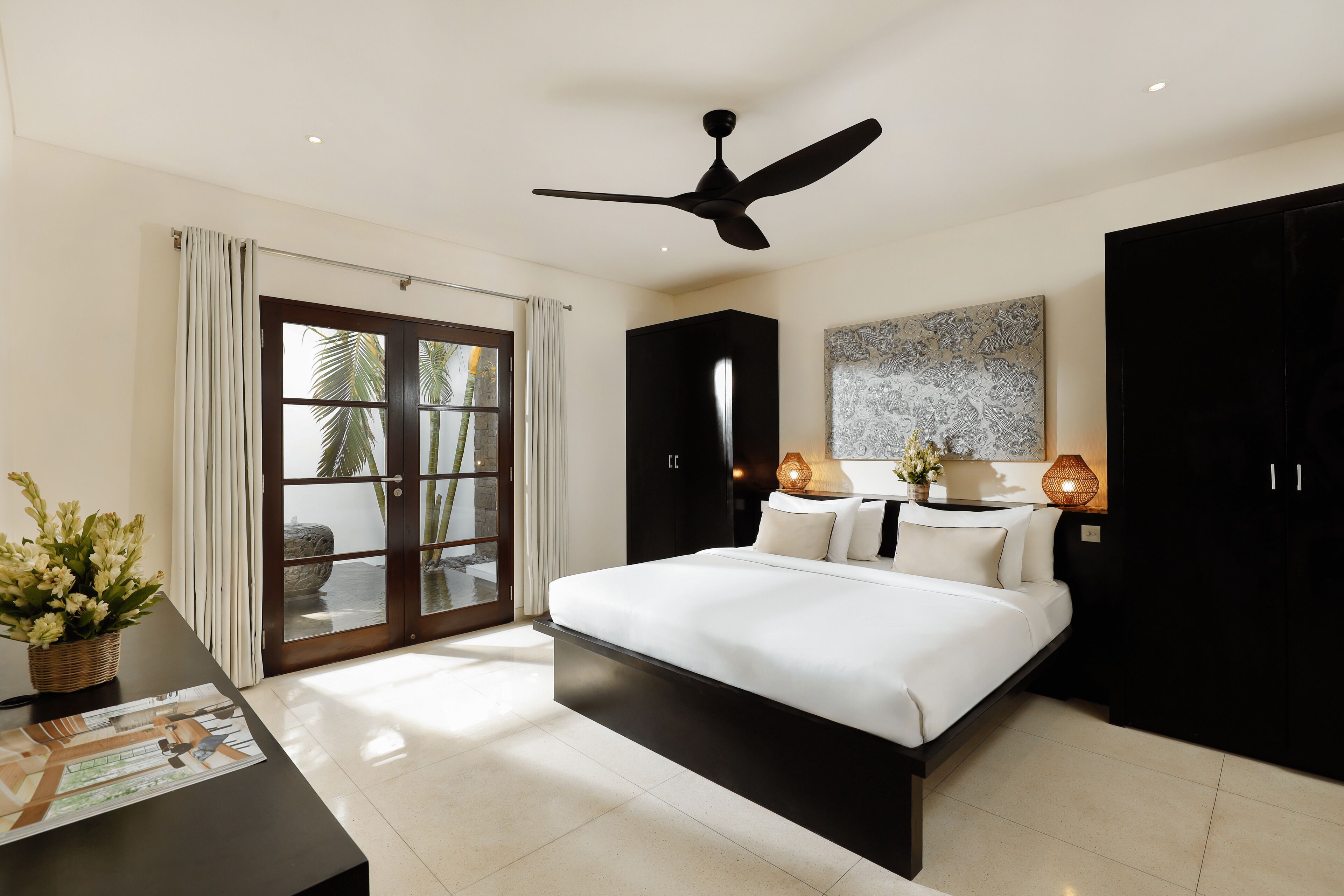 Black Beach Villa - Absolute Beachfront