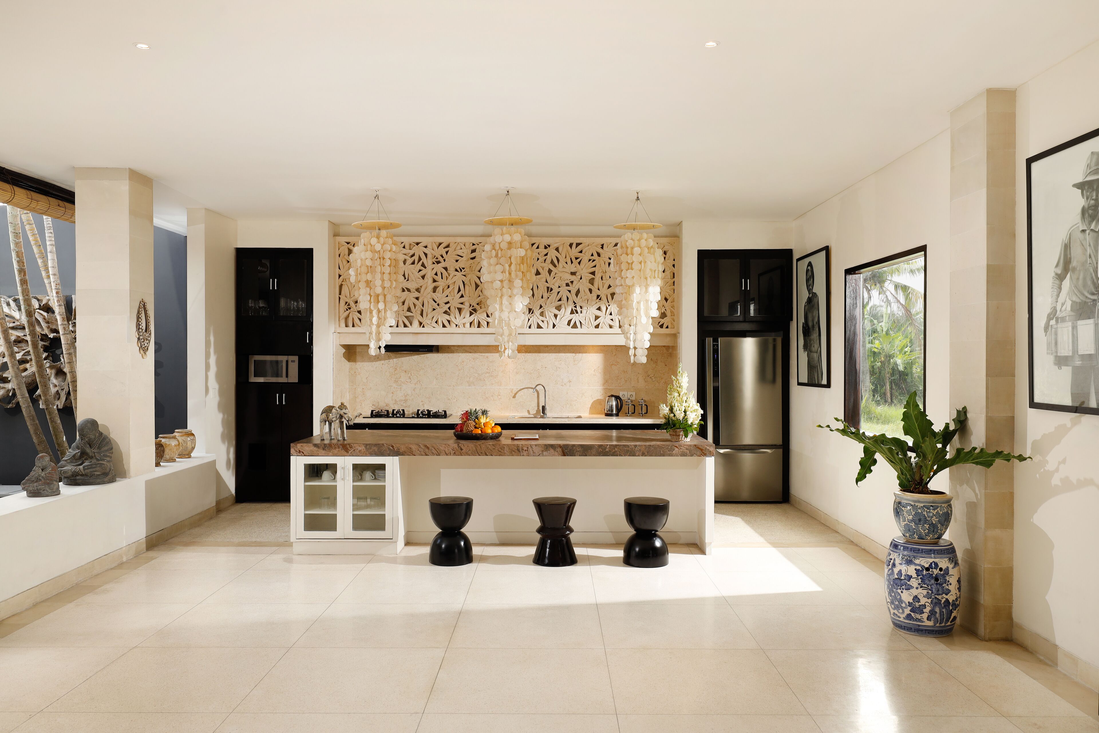 Black Beach Villa - Absolute Beachfront