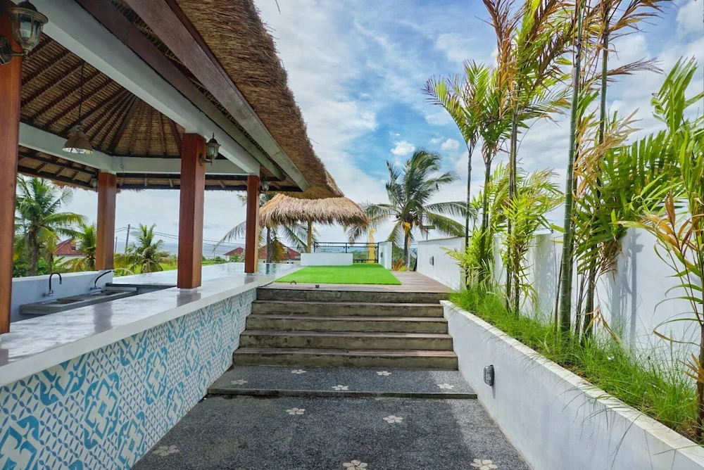 Swell Hostel & Restaurant and Bar