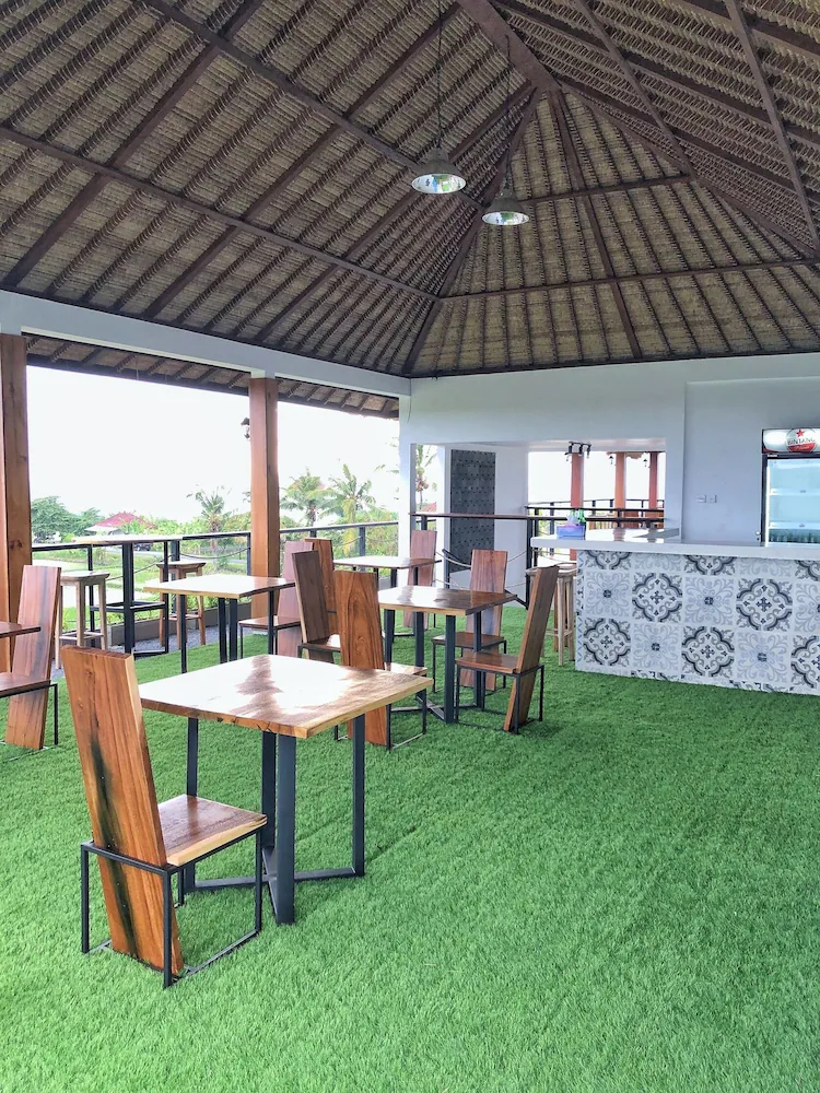 Swell Hostel & Restaurant and Bar