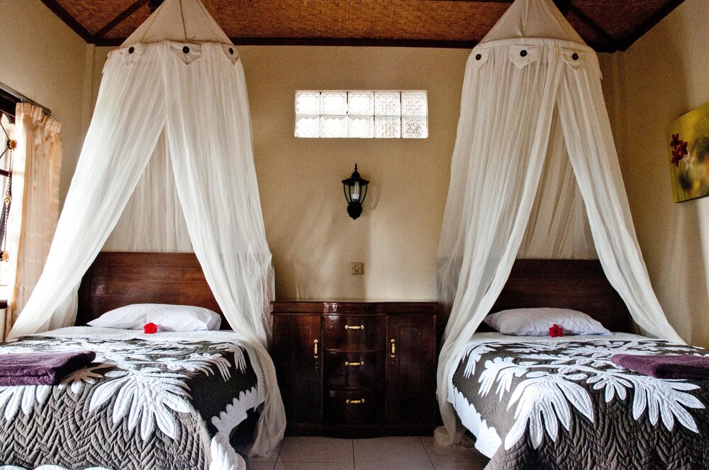 Gustis Garden 2 Guest House