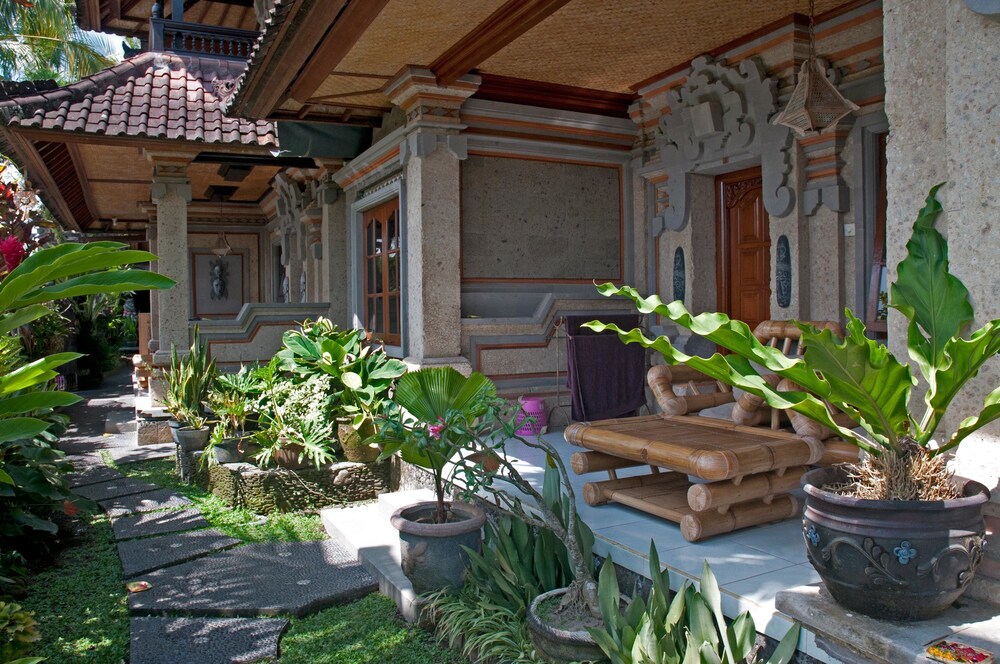 Gustis Garden 2 Guest House
