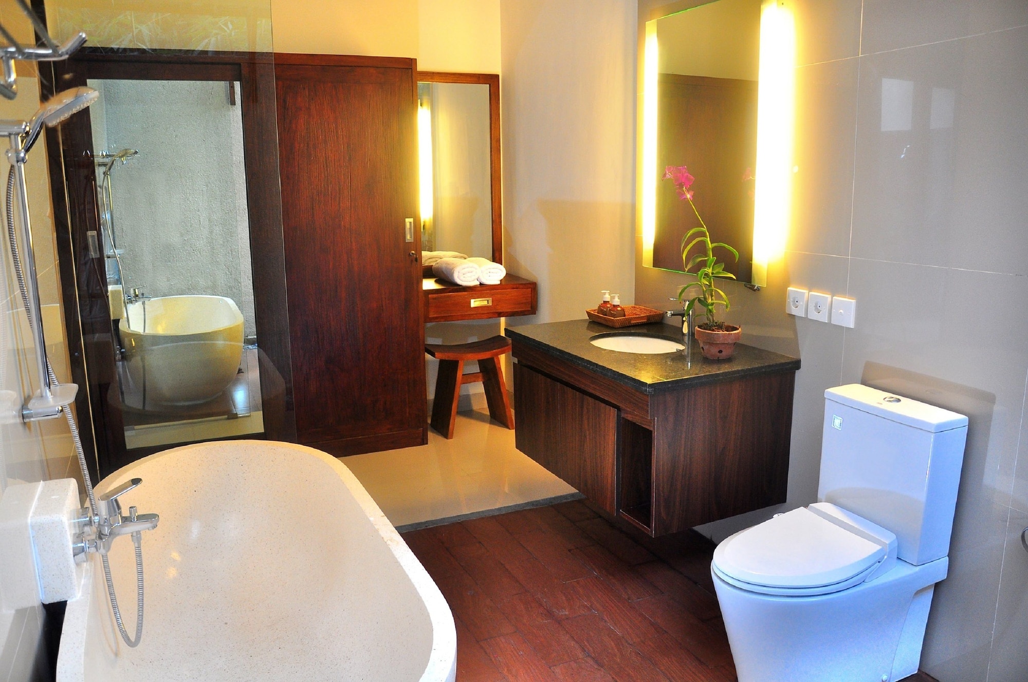 Kakul Villas & Suites