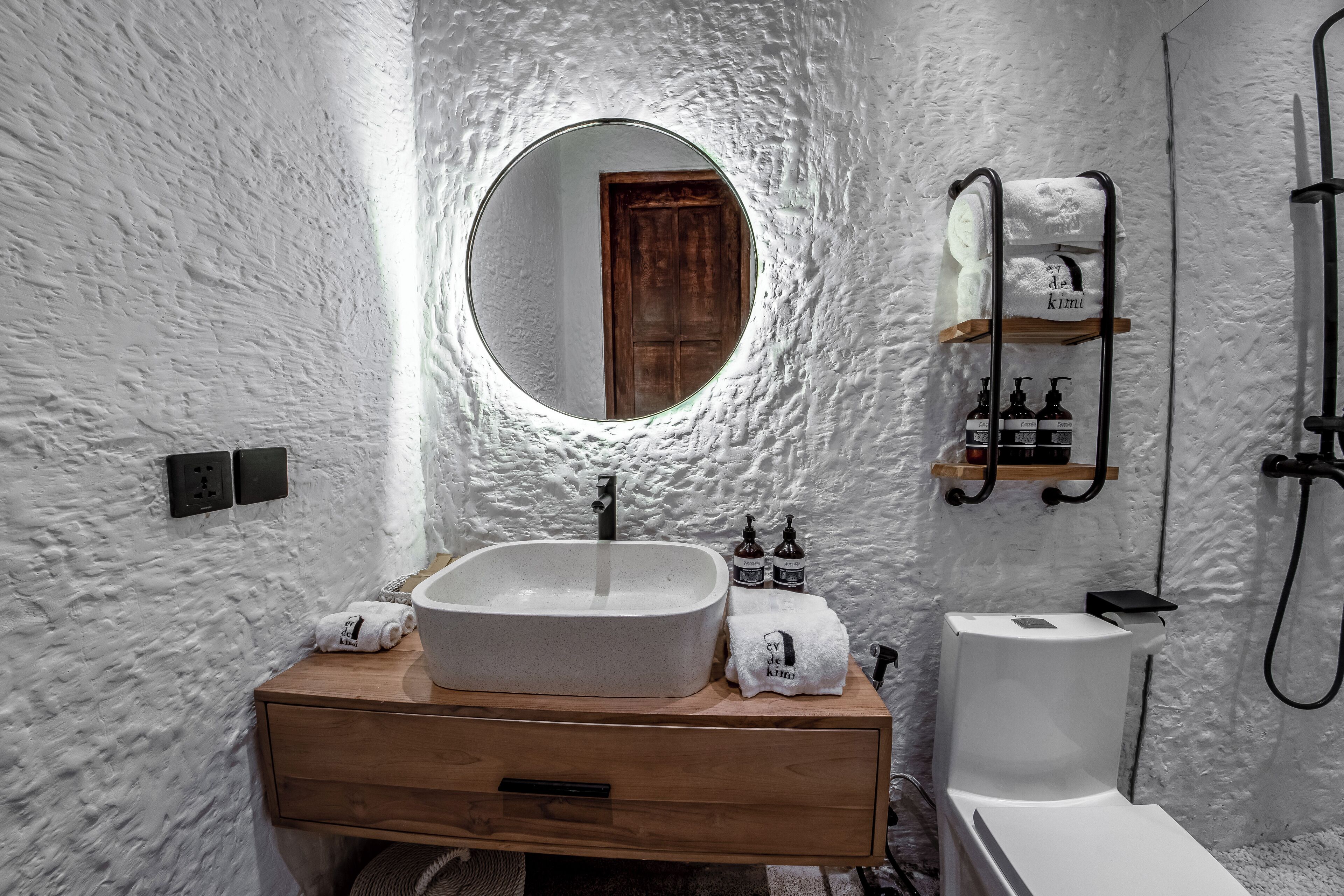 Putri Salju Villa by Evdekimi