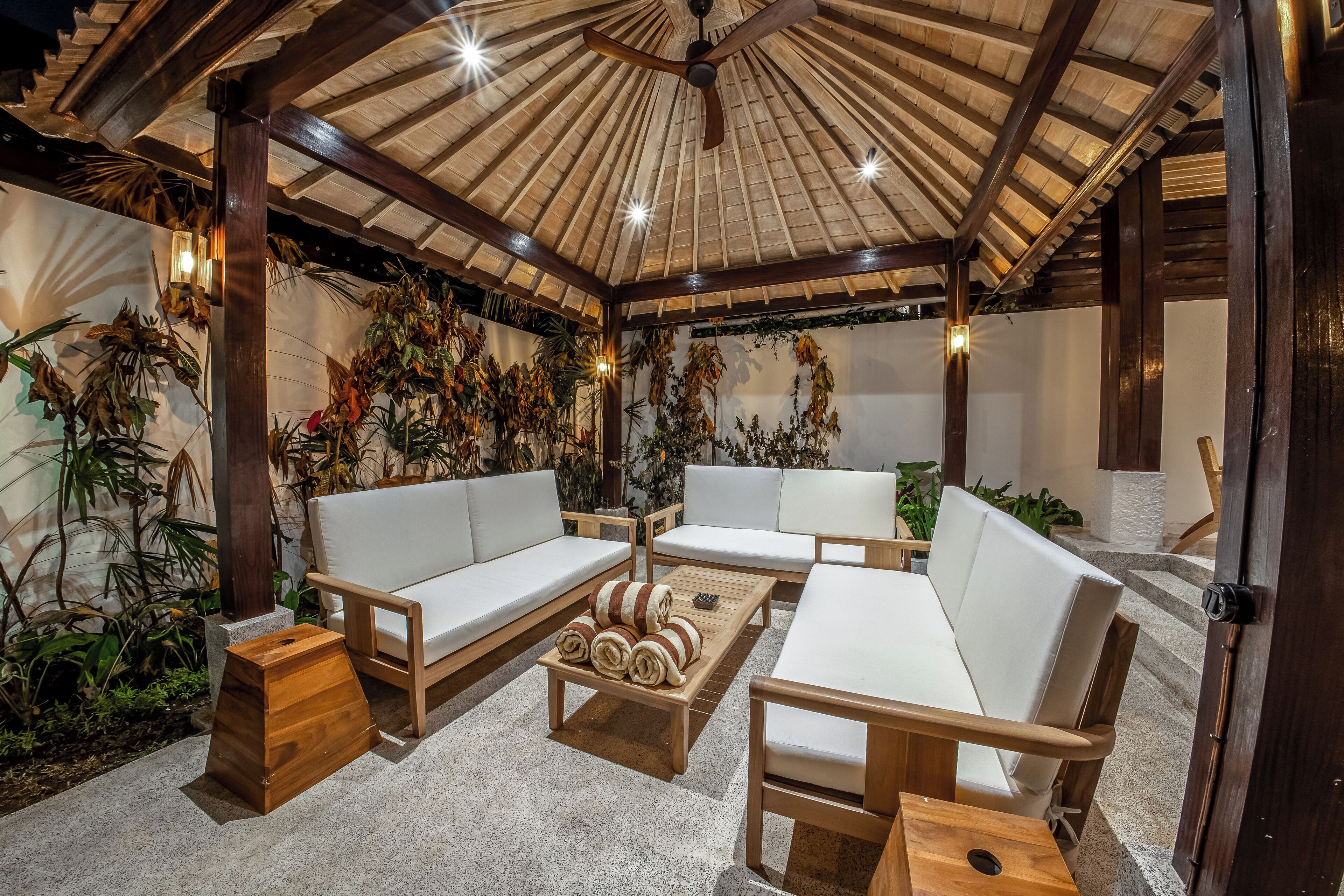 Putri Salju Villa by Evdekimi