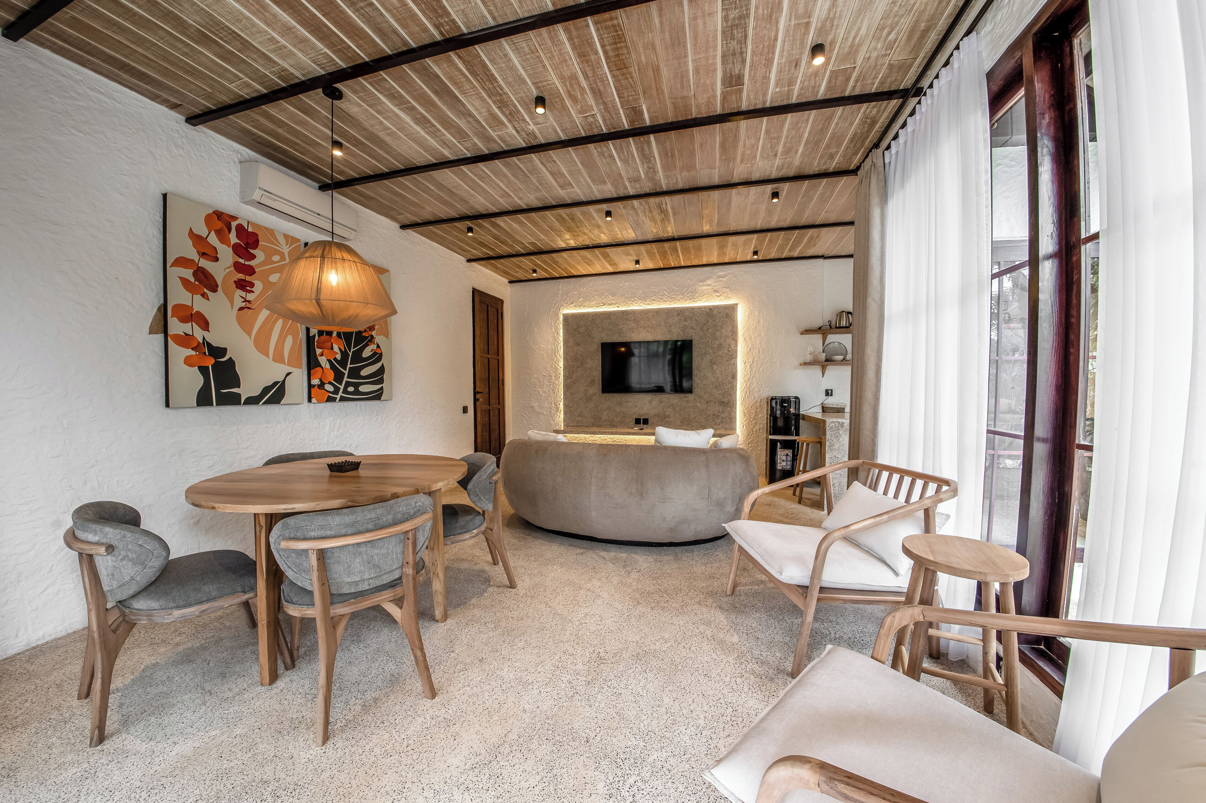 Putri Salju Villa by Evdekimi