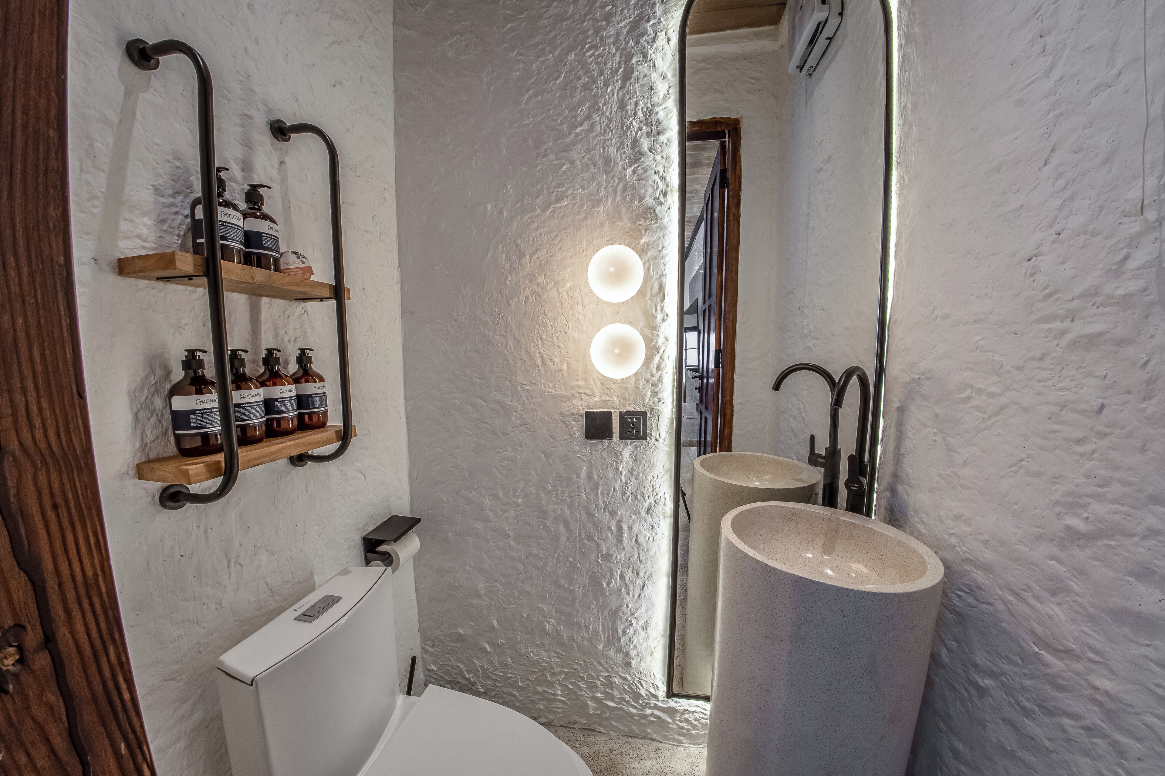 Putri Salju Villa by Evdekimi