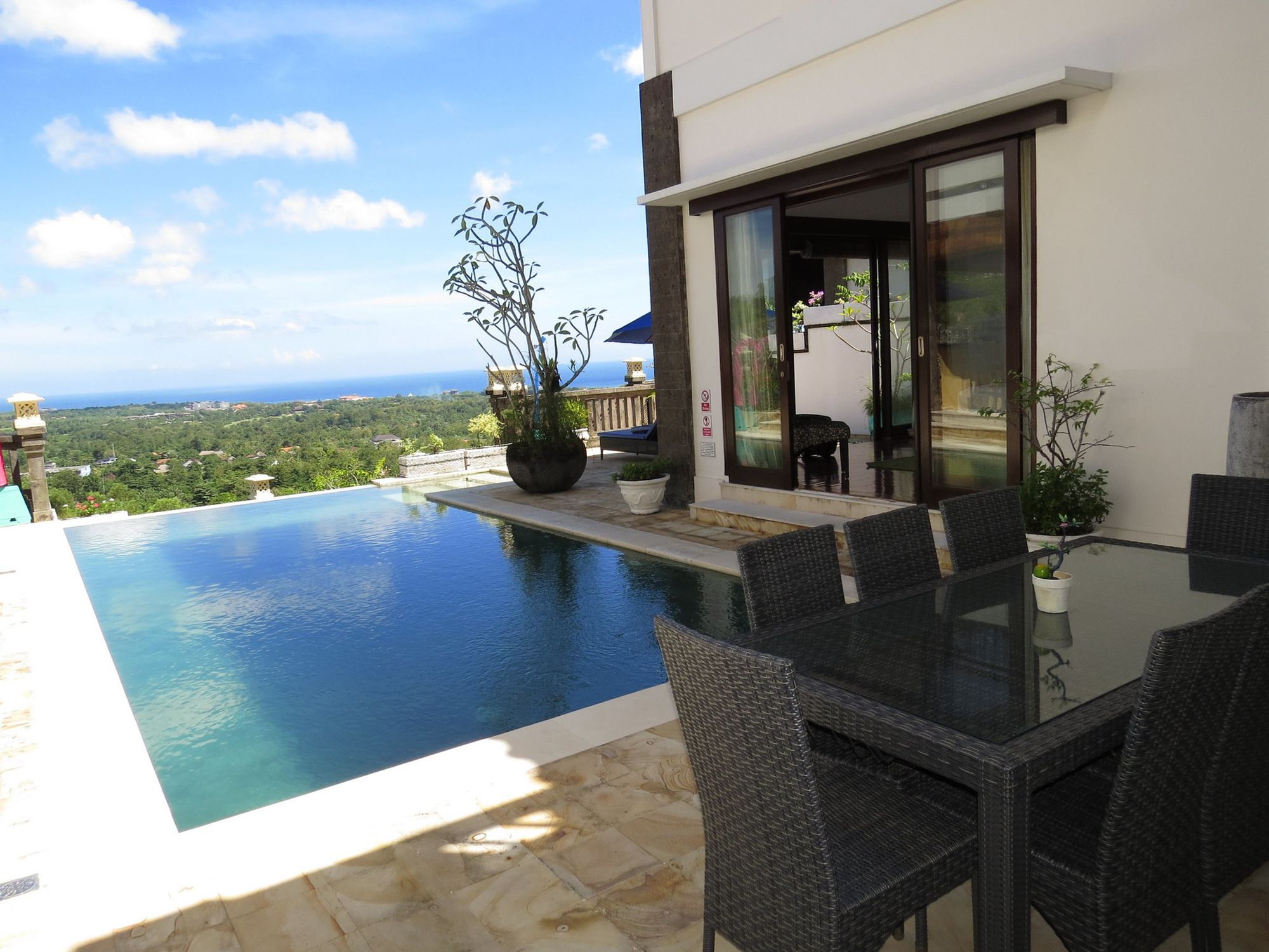 Villa Lebah