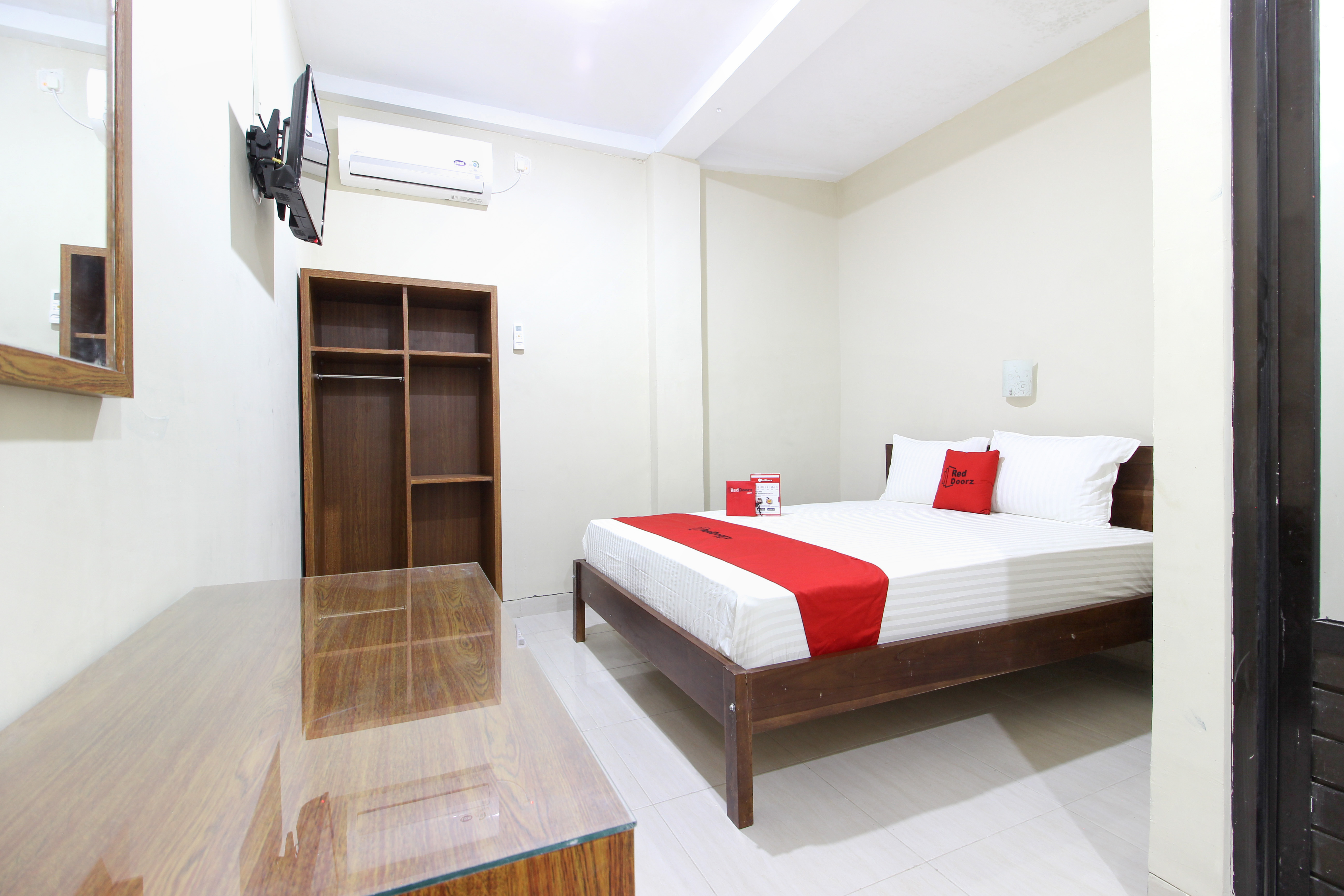 RedDoorz Near Jogja Kembali Monument 3