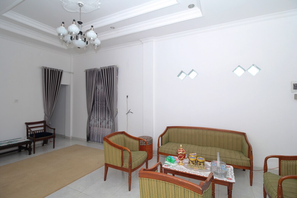 Karmila Syariah Guest House by OYO Rooms