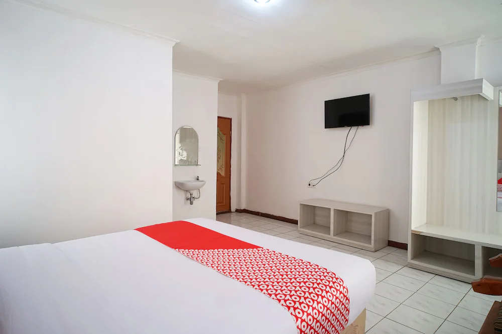 Hemra Hotel by OYO Rooms