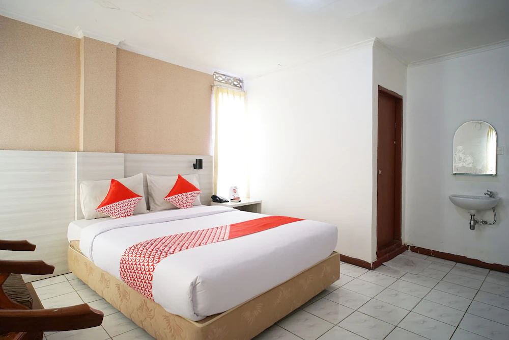 Hemra Hotel by OYO Rooms