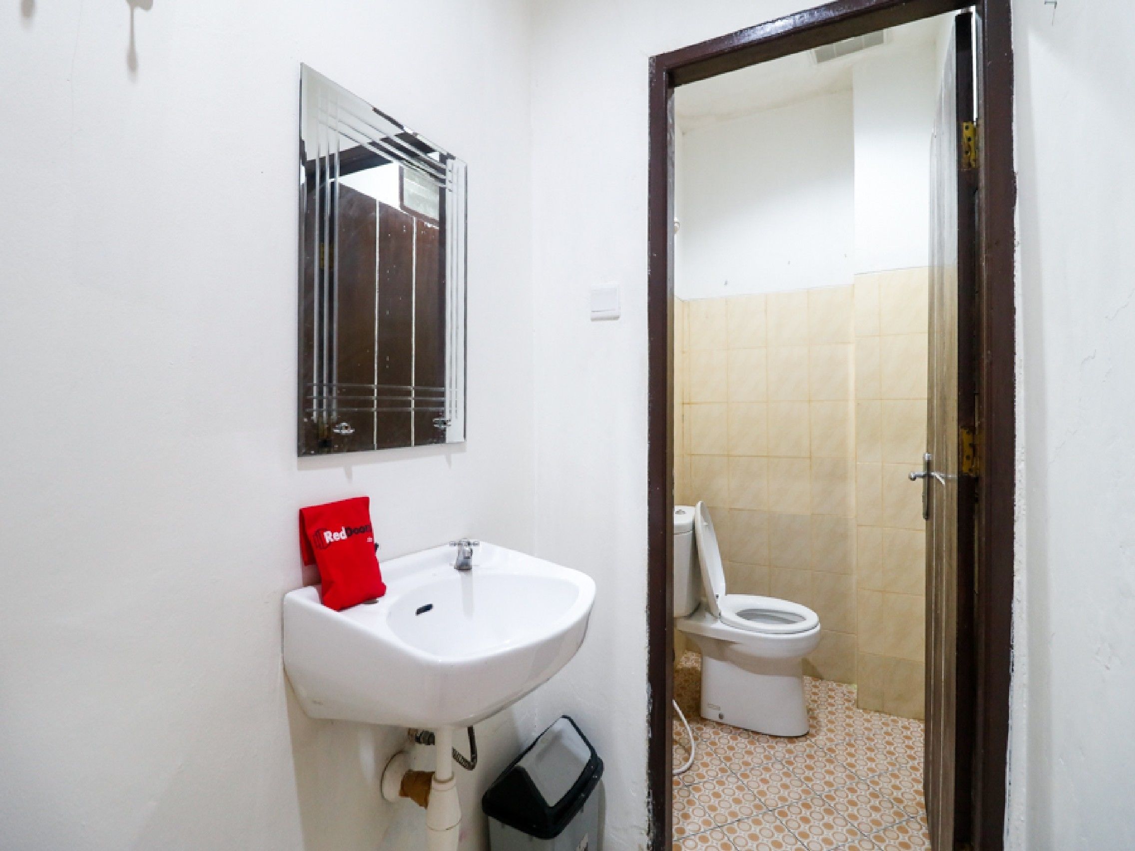 HER Mandiri Guest House by RedDoorz
