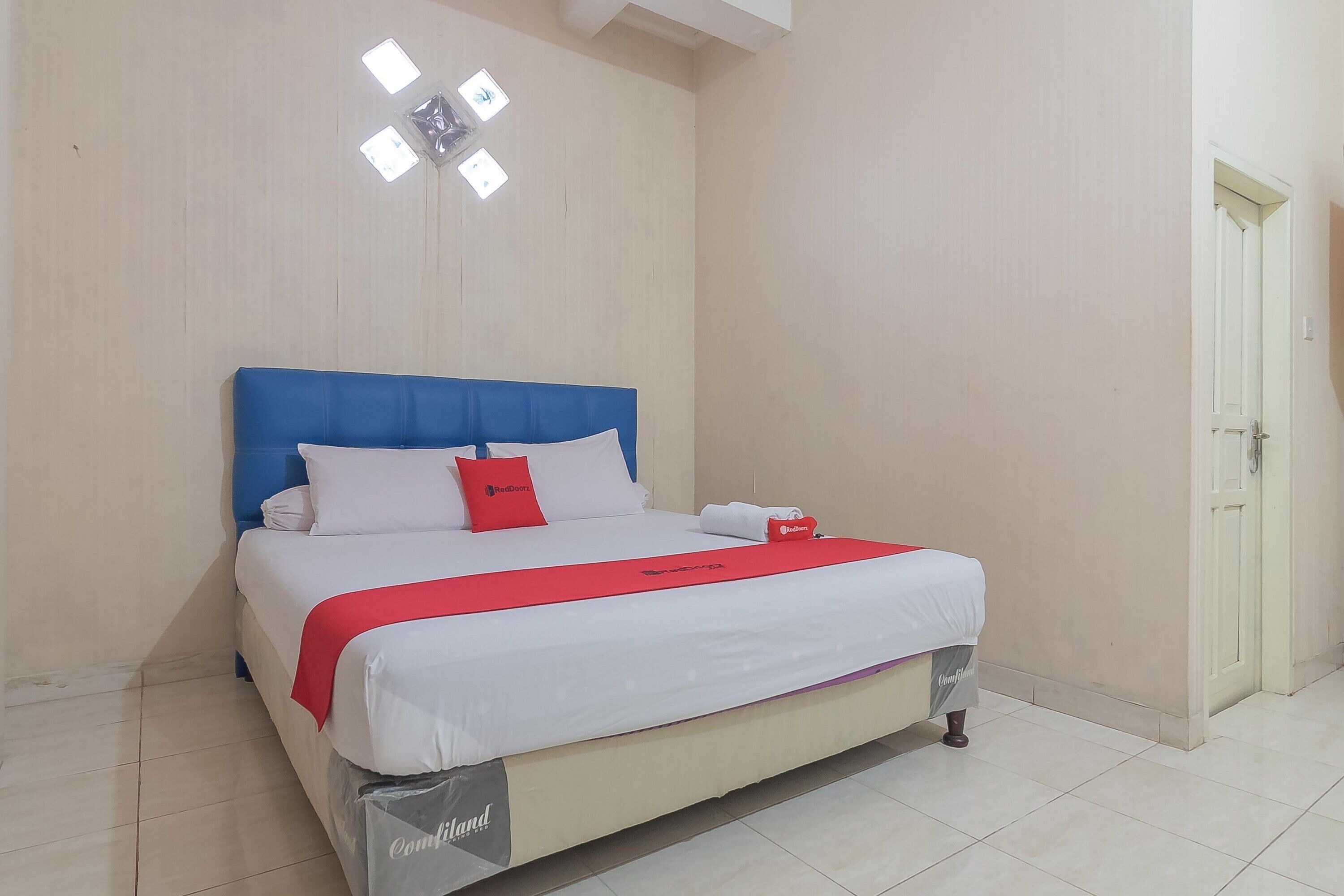 Syariah near Terminal Batu Ampar 2 by  RedDoorz