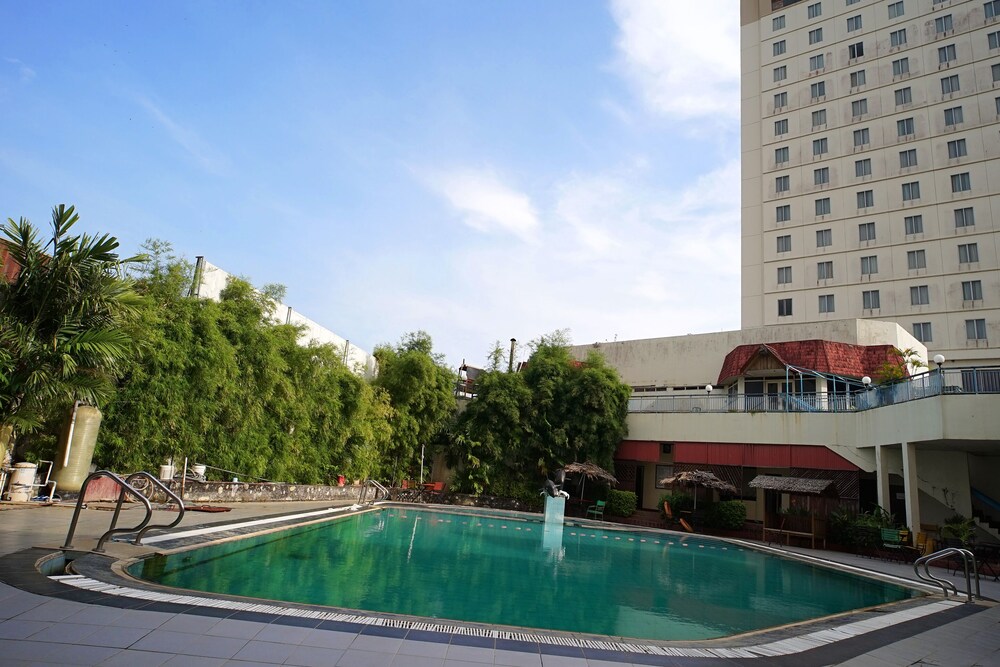 Capital O 1963 Hotel The New Benakutai