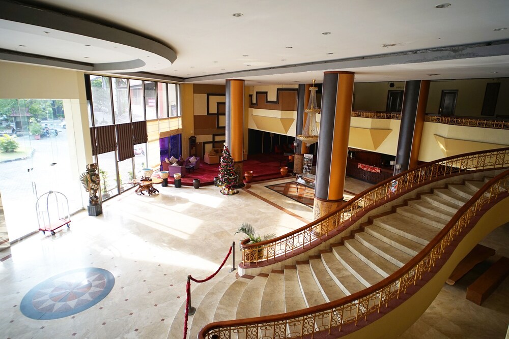 Capital O 1963 Hotel The New Benakutai