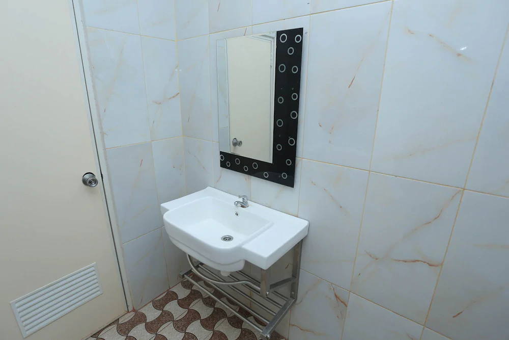Tiara Guest House by OYO Rooms
