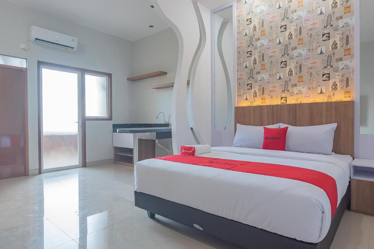 Harry House Guest House by RedDoorz