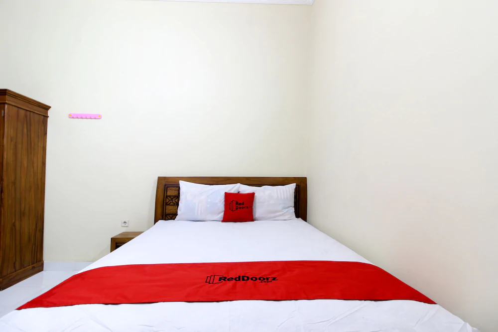 RedDoorz Near Candi Ratu Boko