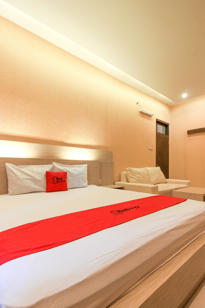 RedDoorz Near Candi Ratu Boko