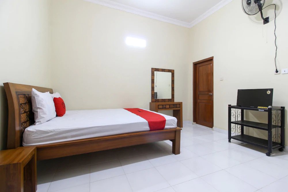 RedDoorz Near Candi Ratu Boko