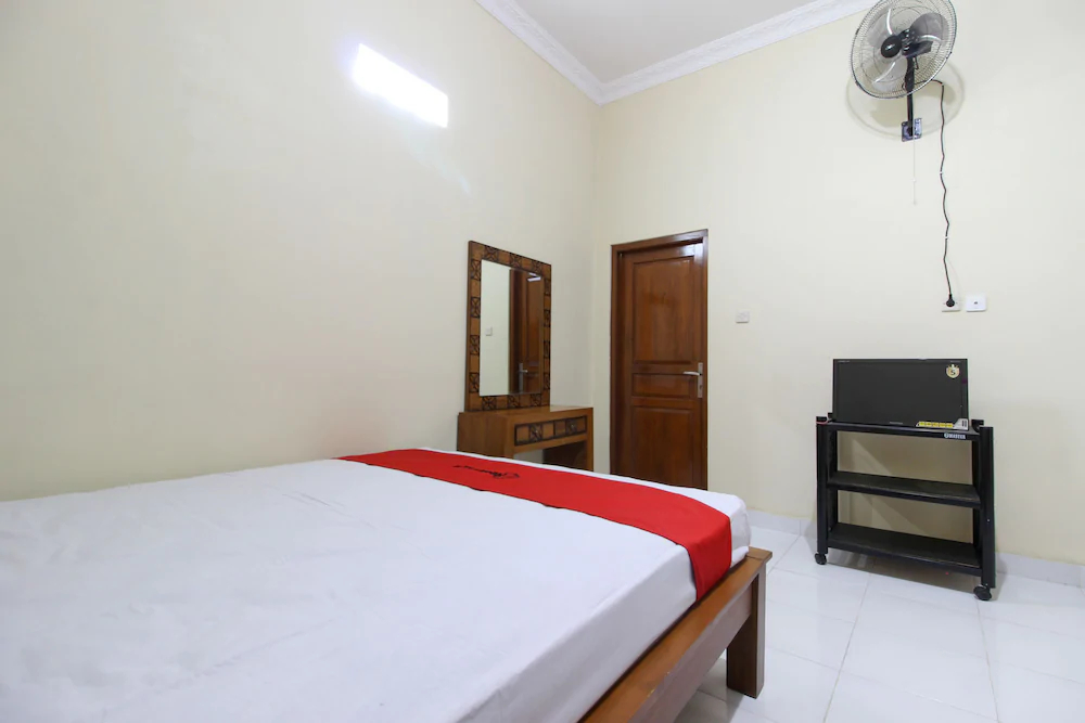 RedDoorz Near Candi Ratu Boko