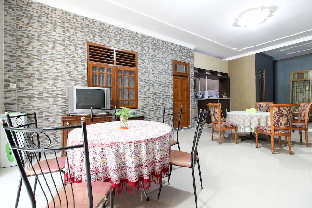 RedDoorz Near Candi Ratu Boko