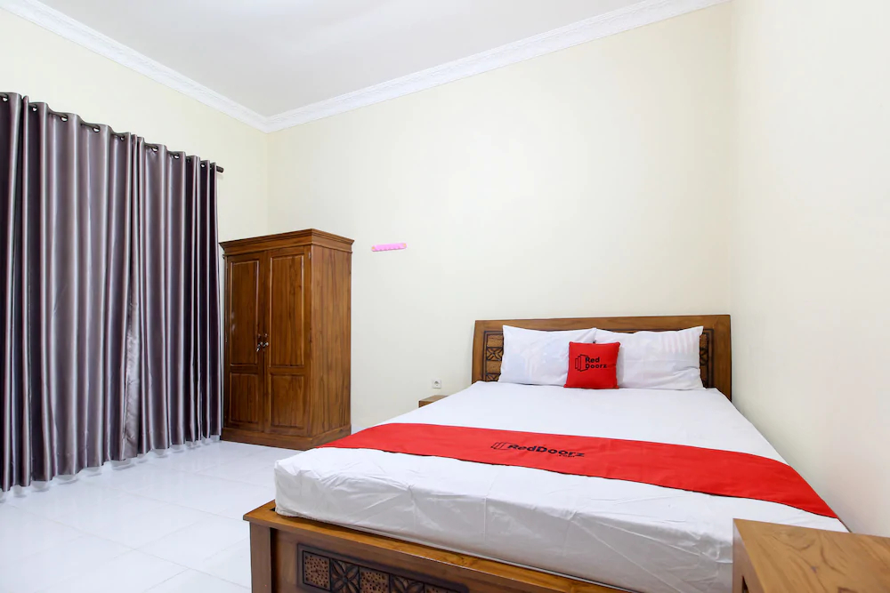 RedDoorz Near Candi Ratu Boko