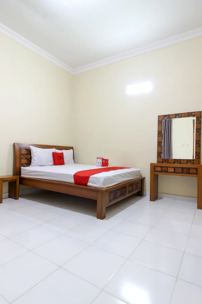 RedDoorz Near Candi Ratu Boko