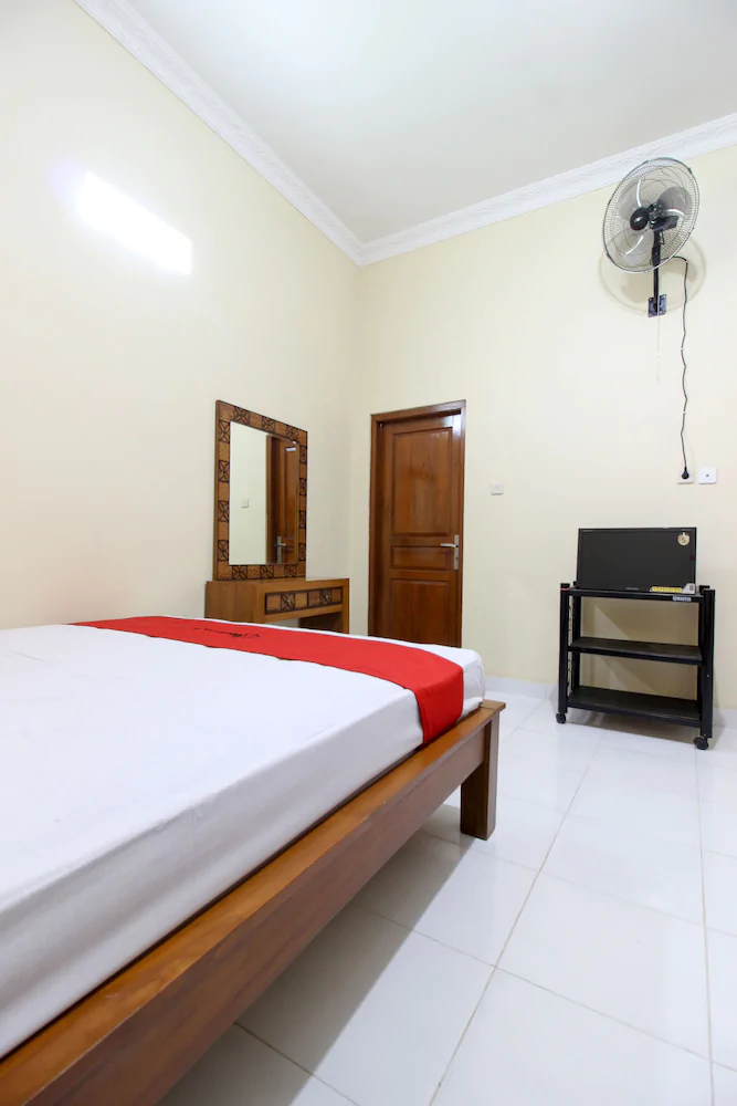 RedDoorz Near Candi Ratu Boko