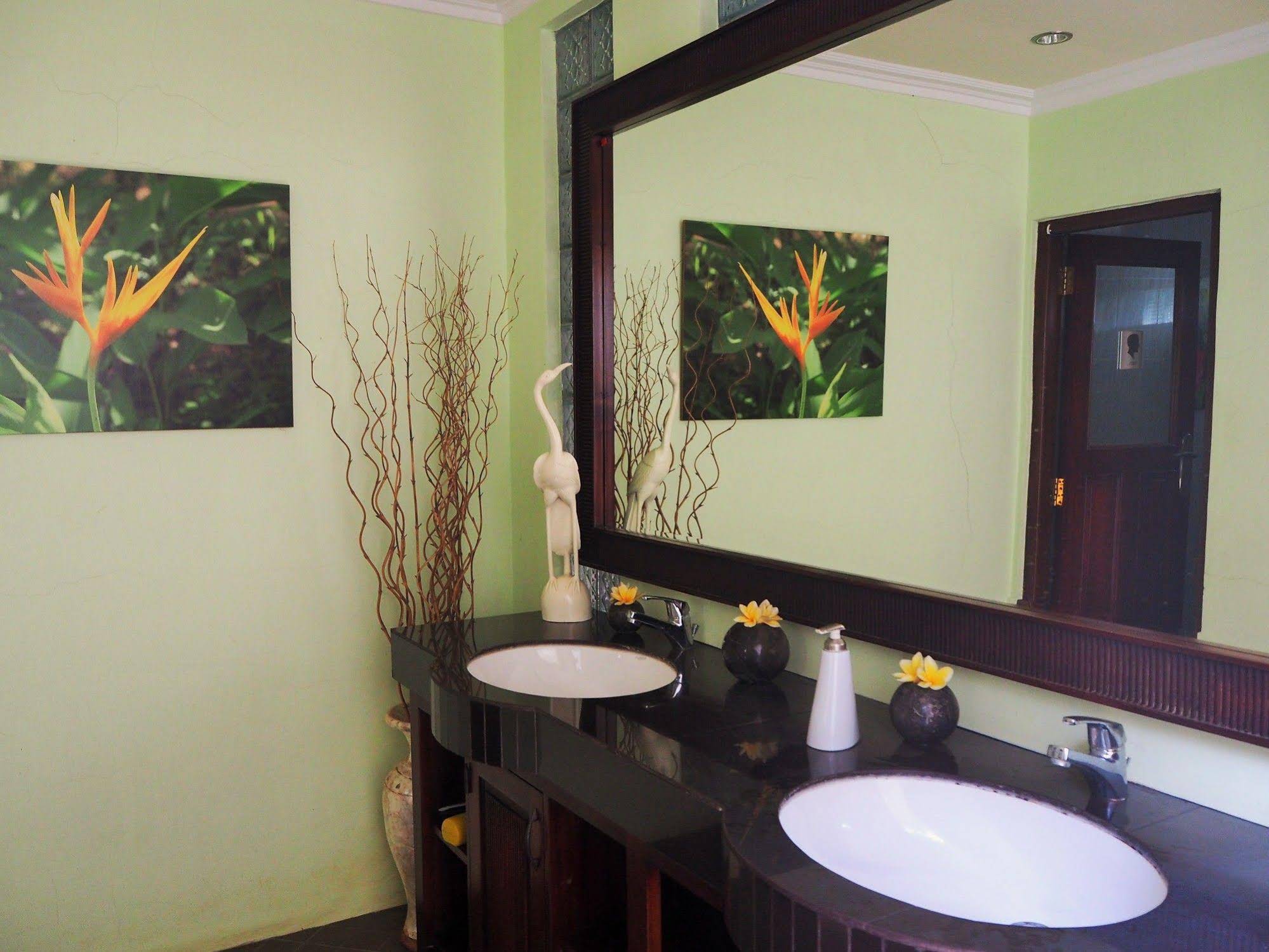 The Gecho Inn