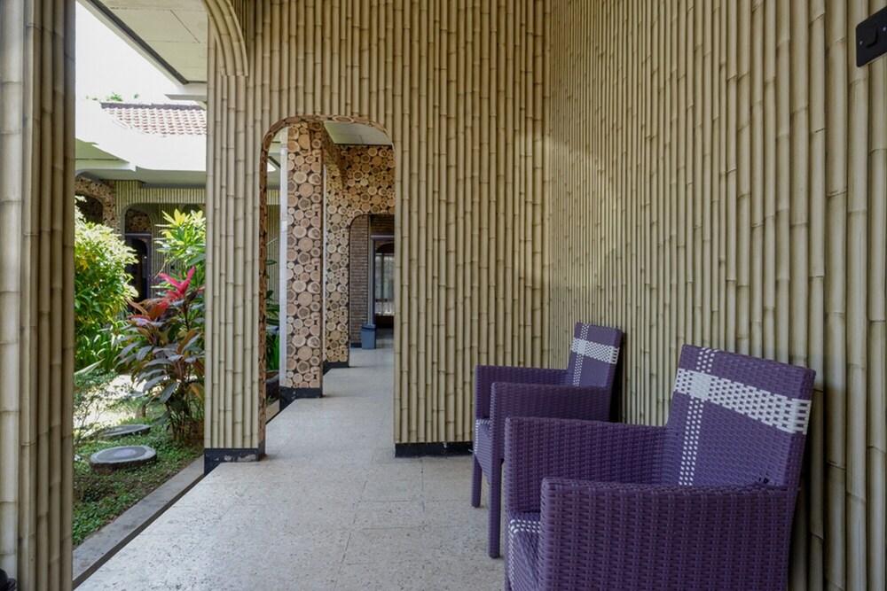 Ungu National Hotel by RedDoorz