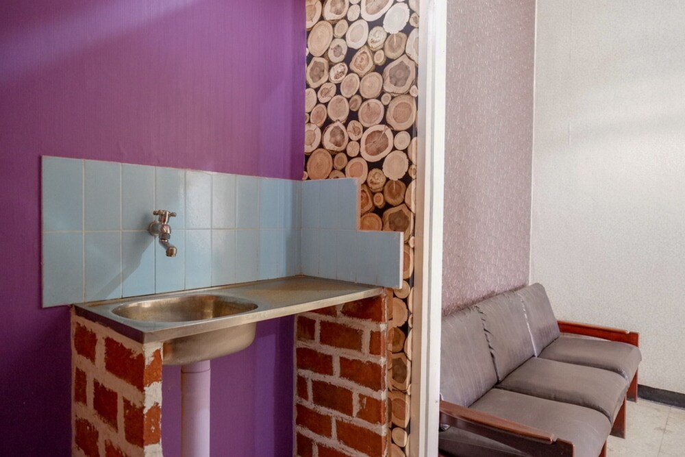 Ungu National Hotel by RedDoorz