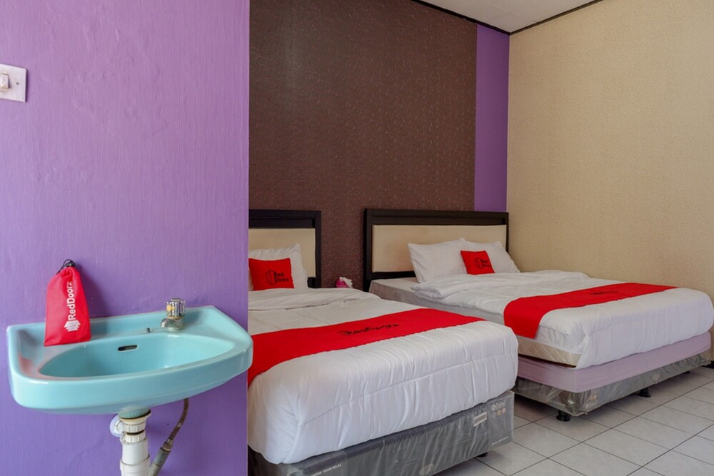 Ungu National Hotel by RedDoorz