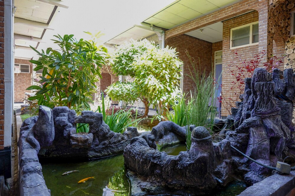 Ungu National Hotel by RedDoorz