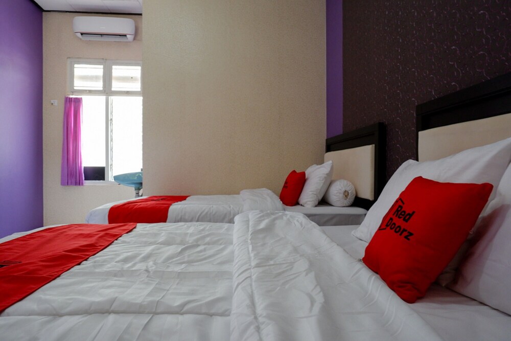 Ungu National Hotel by RedDoorz