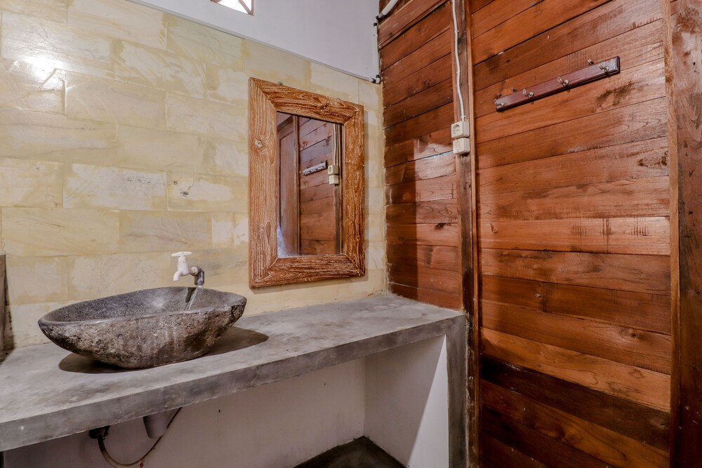 Adinda Beach Hotel and Villa