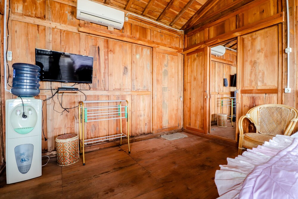 Adinda Beach Hotel and Villa