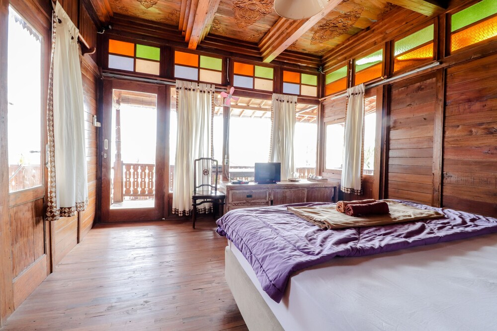 Adinda Beach Hotel and Villa