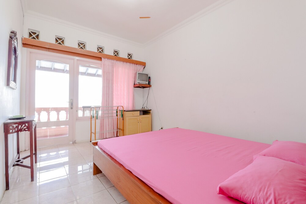 Adinda Beach Hotel and Villa