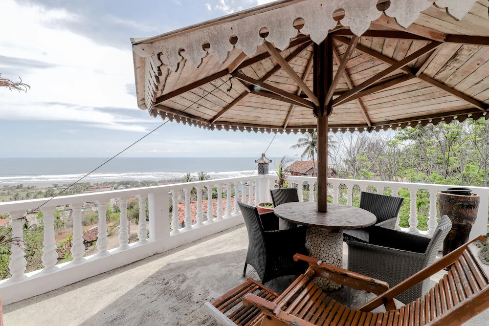 Adinda Beach Hotel and Villa