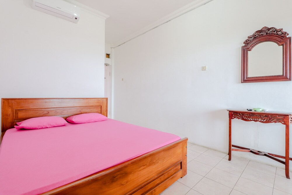 Adinda Beach Hotel and Villa