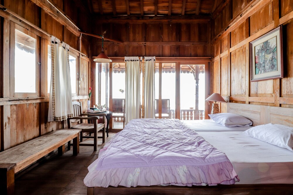 Adinda Beach Hotel and Villa