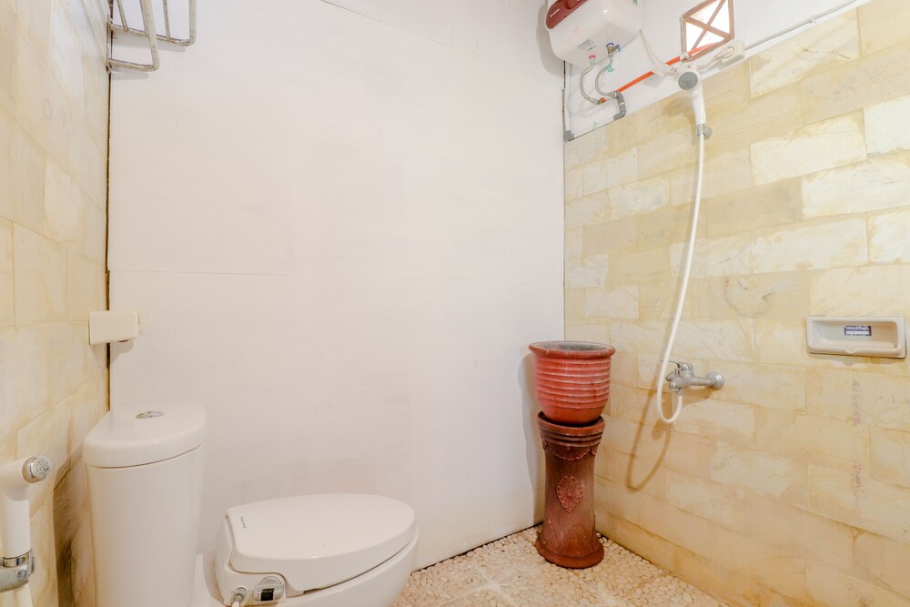 Adinda Beach Hotel and Villa