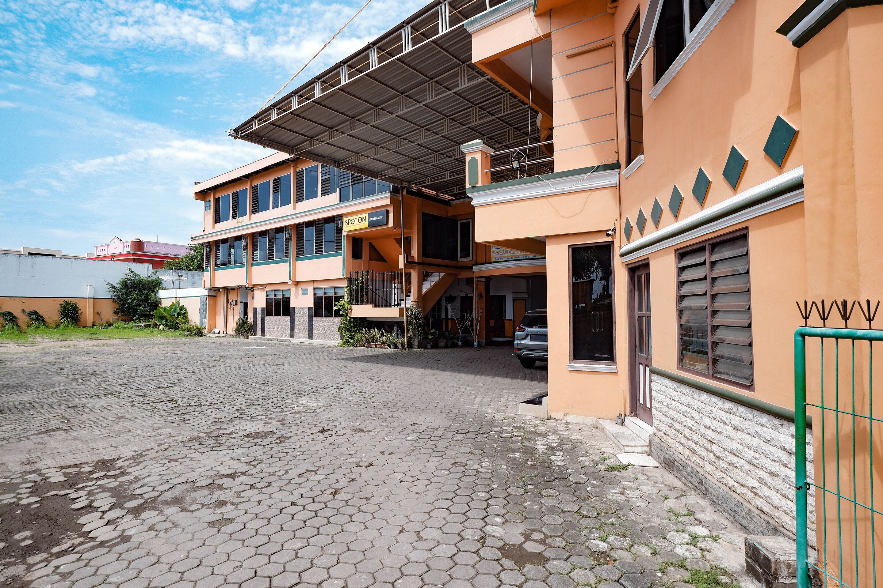 SPOT ON 2865 Sartika Inn Pati