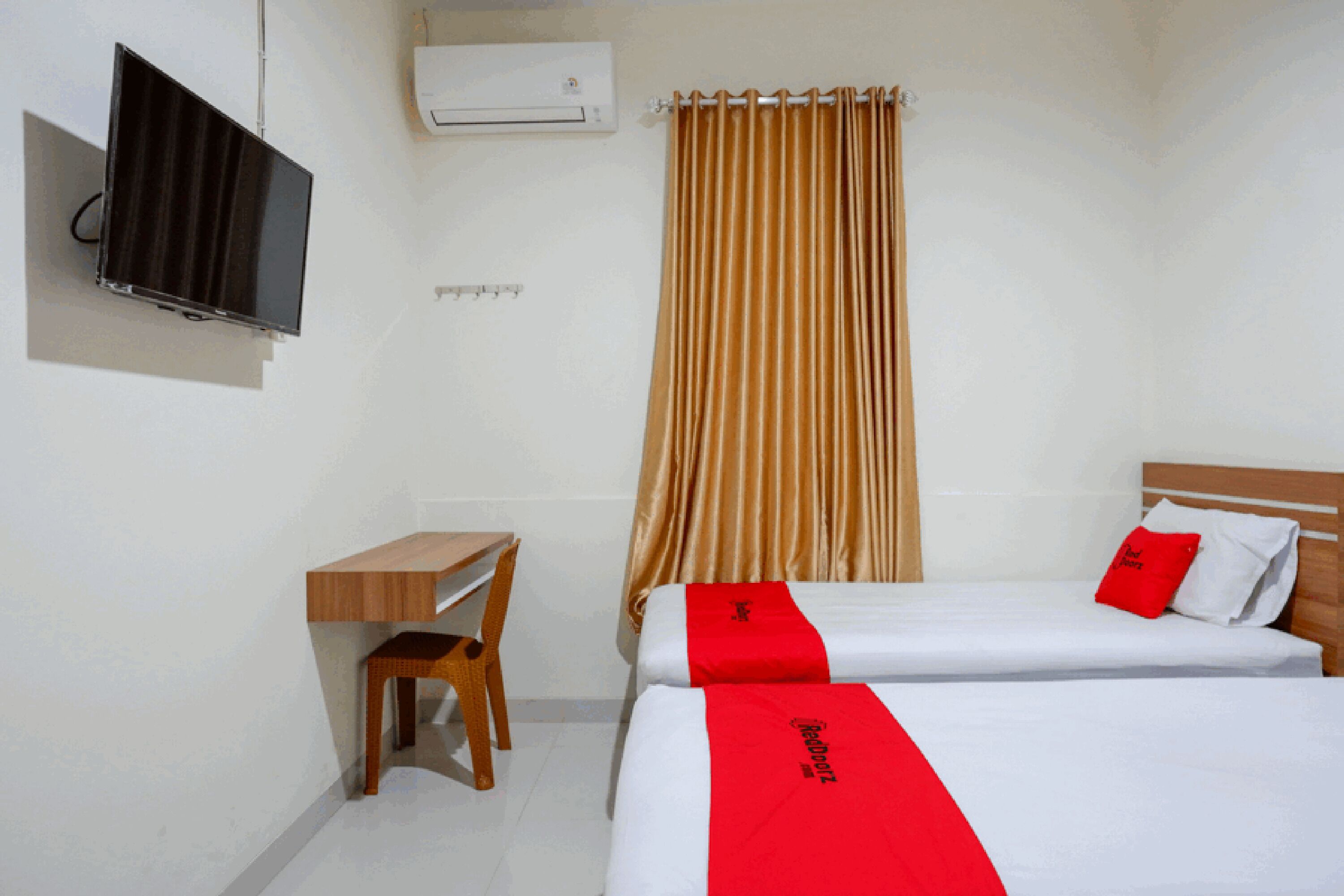 RedDoorz near Living Plaza Purwokerto