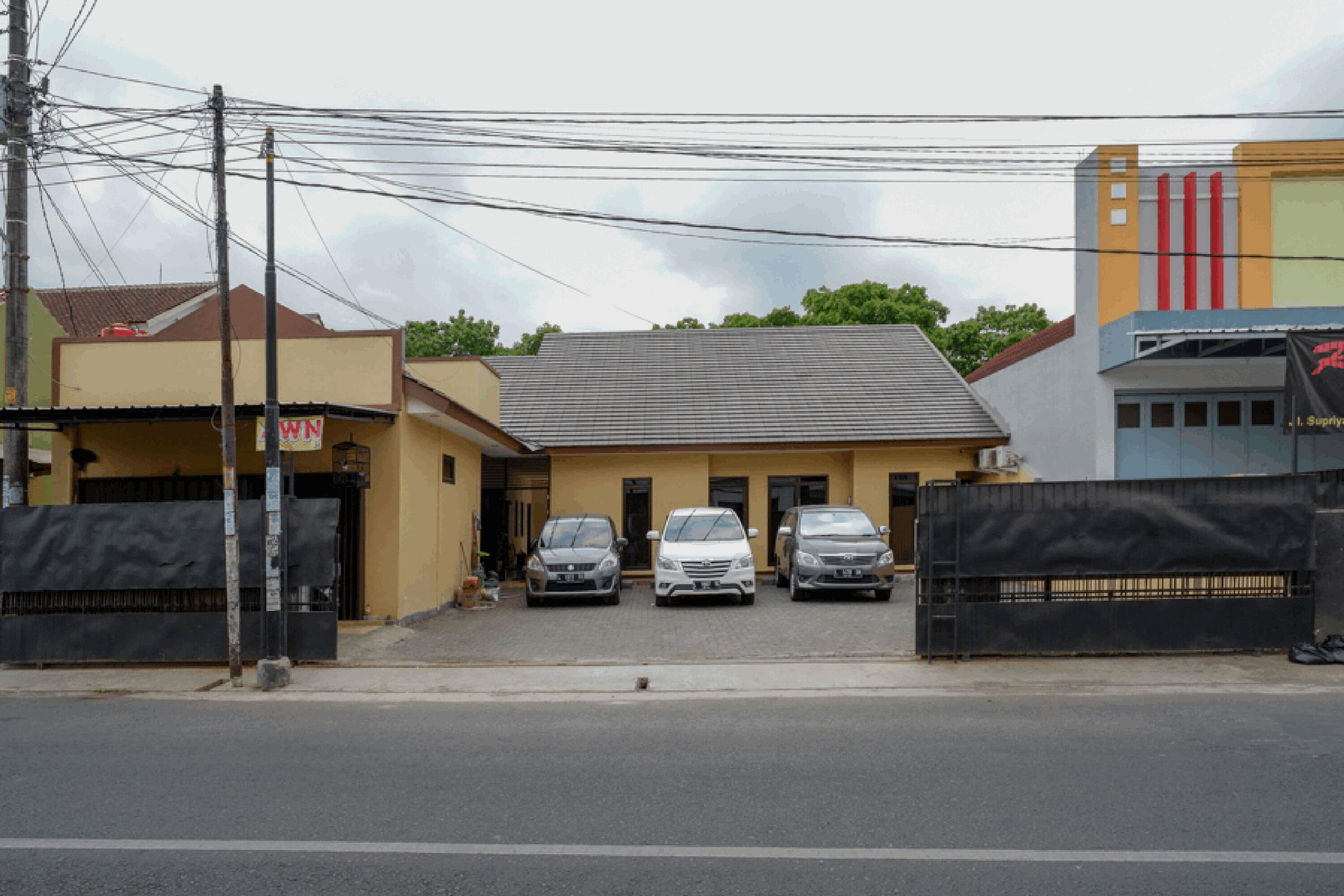 RedDoorz near Living Plaza Purwokerto