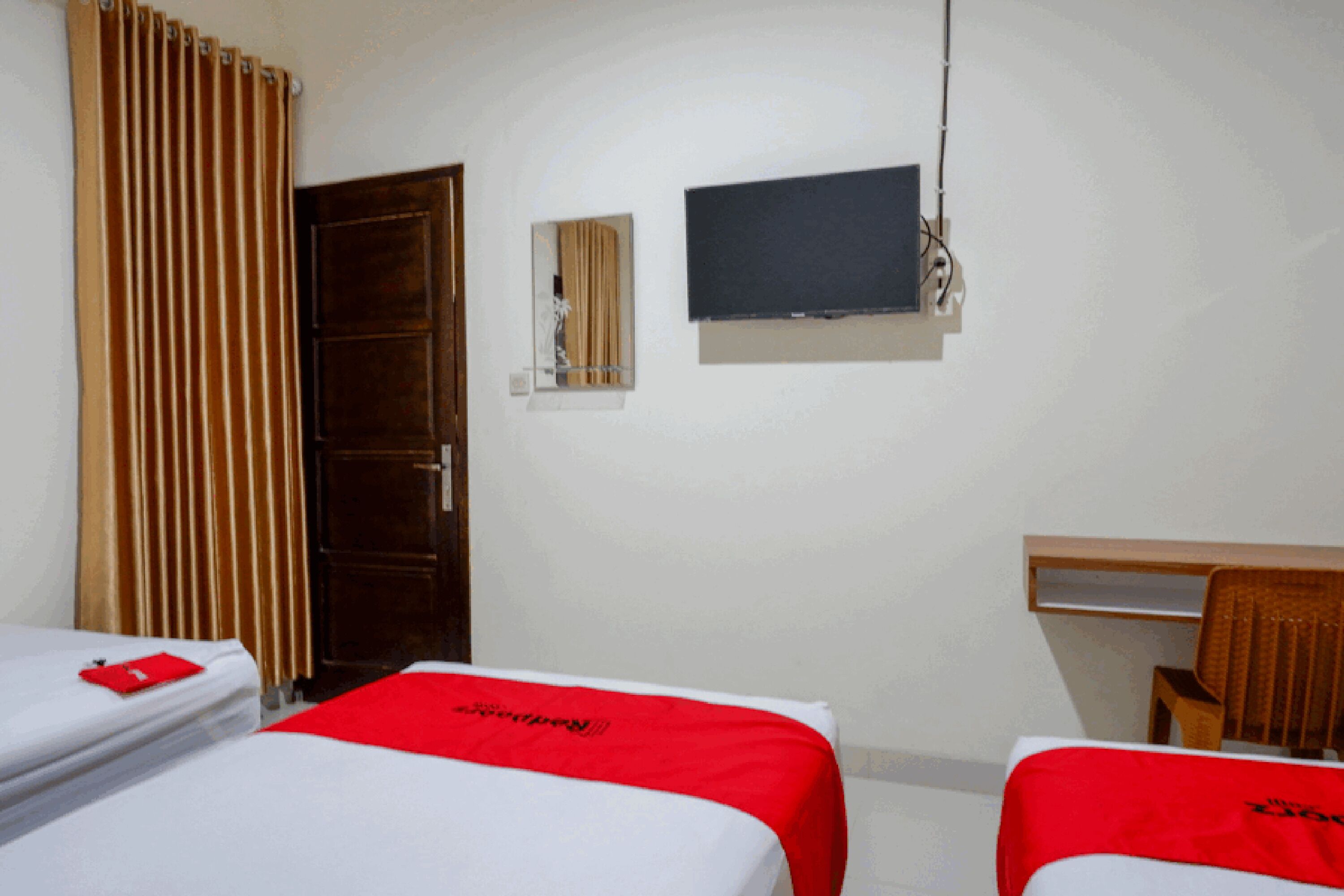 RedDoorz near Living Plaza Purwokerto